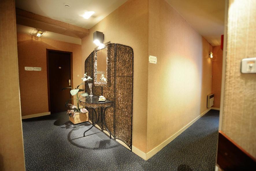 Les Negociants Hotel Pontgibaud Exterior photo
