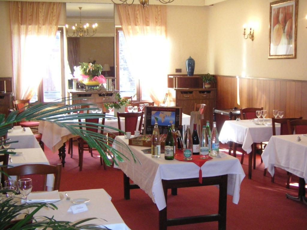 Les Negociants Hotel Pontgibaud Exterior photo