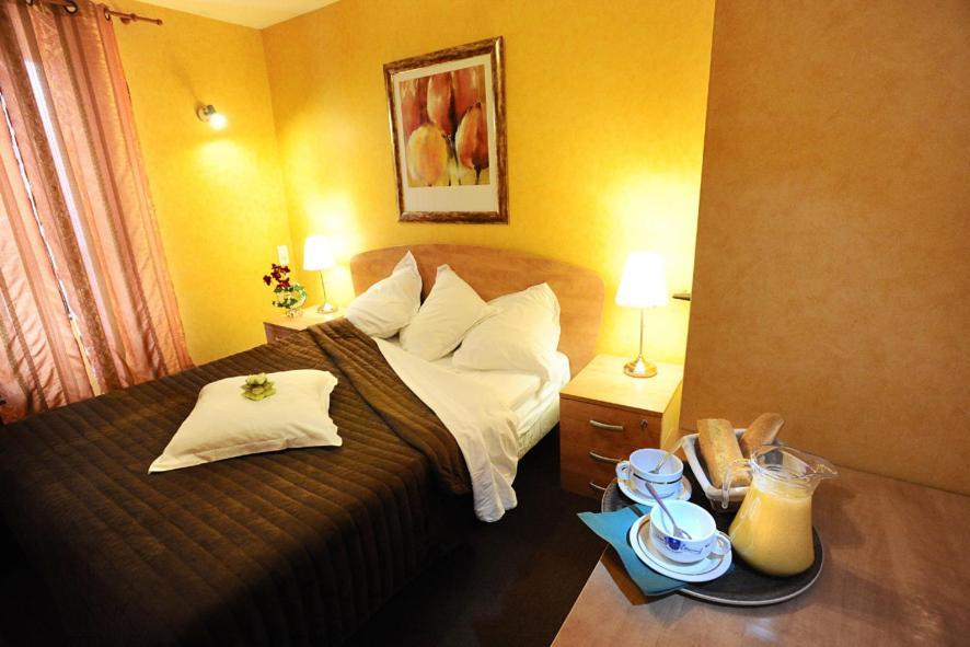 Les Negociants Hotel Pontgibaud Room photo
