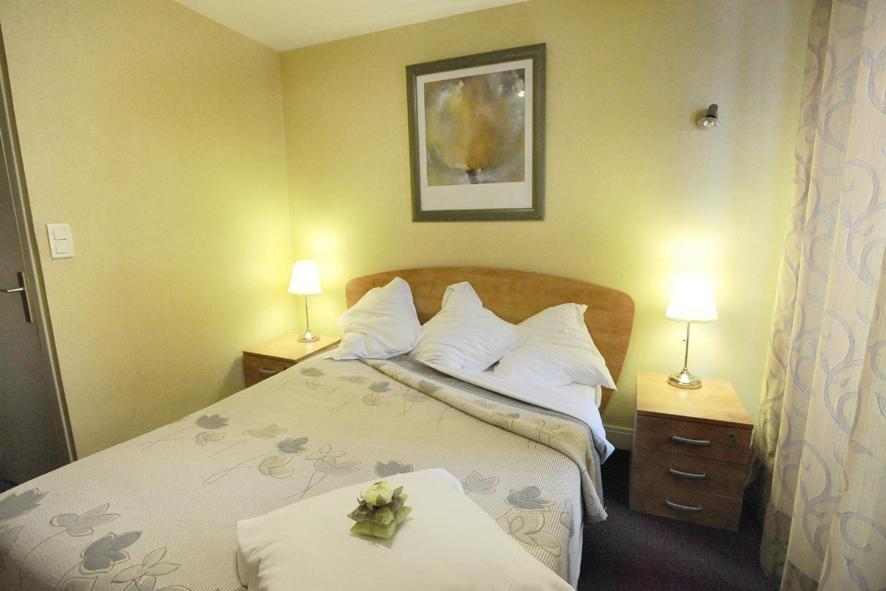 Les Negociants Hotel Pontgibaud Room photo